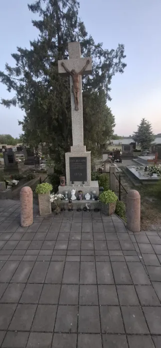 Csicsó Temetői nagykereszt 20250617 210108